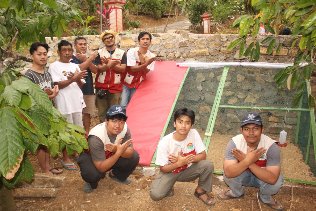 Pembuatan Kandang Ayam Kastari Lestari oleh KKN-PPM UGM 2026