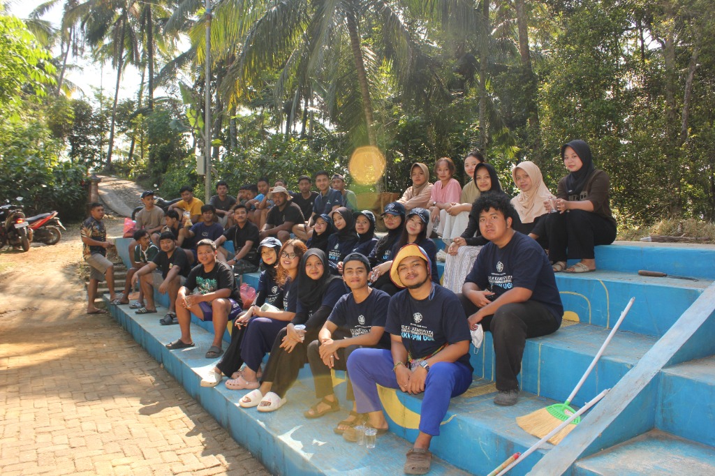 Kerja Bakti Lapangan Voli Dusun Pojok oleh KKN-PPM UGM 2026